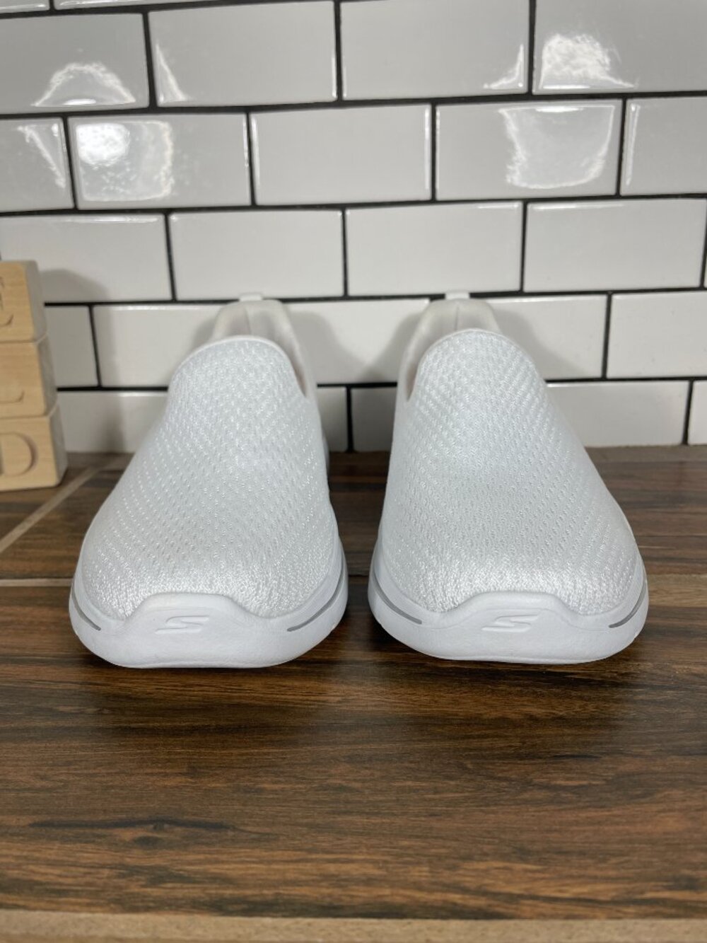 Skechers GO Walk Arch Fit 2.0 Saida Shoes Womens Size 6 White Slip On Sneakers - Picture 2 of 13